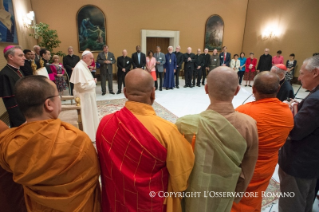 5-A los participantes en un encuentro de diálogo entre budistas y católicos de los Estados Unidos, organizado por el movimiento de los Focolares y el Consejo Pontificio para el Diálogo Interreligioso