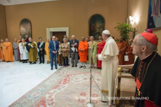 2-A los participantes en un encuentro de diálogo entre budistas y católicos de los Estados Unidos, organizado por el movimiento de los Focolares y el Consejo Pontificio para el Diálogo Interreligioso