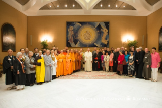 7-A los participantes en un encuentro de diálogo entre budistas y católicos de los Estados Unidos, organizado por el movimiento de los Focolares y el Consejo Pontificio para el Diálogo Interreligioso