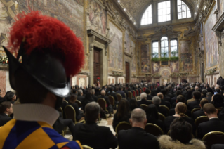9-A los miembros del Cuerpo Diplomático acreditado ante la Santa Sede