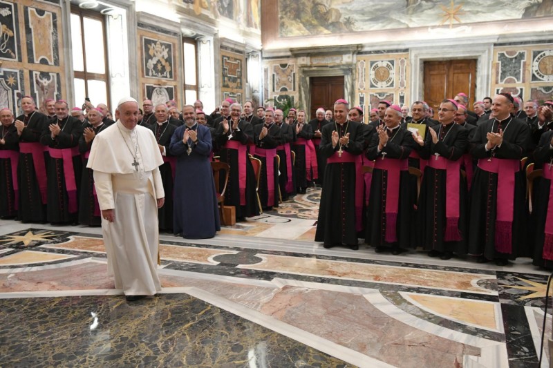 Los nuevos prelados aplauden al Papa