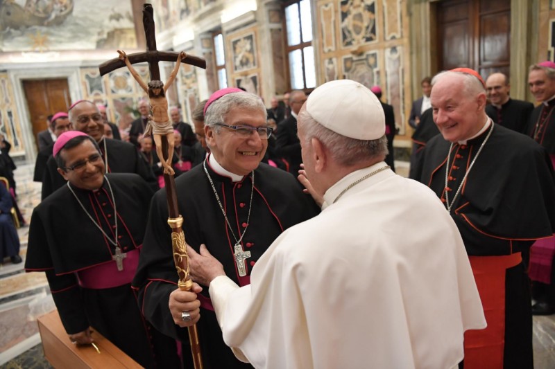 Francisco saluda efusivamente a Carlos Castillo, nuevo arzobispo de Lima