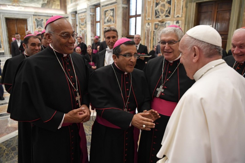 Algunos de los nuevos obispos saludan al Papa