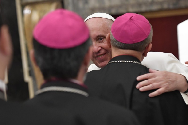 Francisco abraza a un obispo