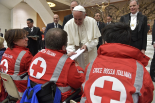 7-An Mitglieder des italienischen Roten Kreuzes