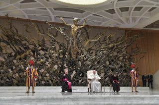 12-A los empleados de la Santa Sede y del Estado de la Ciudad del Vaticano con motivo de las felicitaciones navide&#xf1;as 