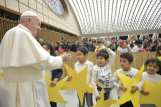 0-Às crianças e às famílias assistidas pelo Dispensário Santa Marta no Vaticano 
