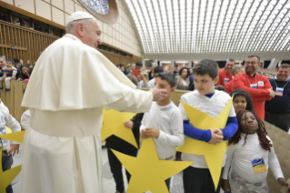 1-Às crianças e às famílias assistidas pelo Dispensário Santa Marta no Vaticano 