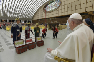 4-Às crianças e às famílias assistidas pelo Dispensário Santa Marta no Vaticano 