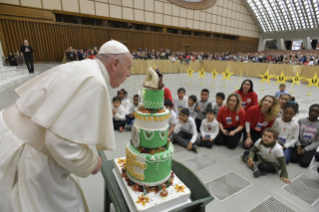 6-Às crianças e às famílias assistidas pelo Dispensário Santa Marta no Vaticano 
