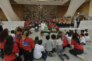7-Às crianças e às famílias assistidas pelo Dispensário Santa Marta no Vaticano 
