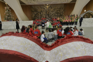 5-Às crianças e às famílias assistidas pelo Dispensário Santa Marta no Vaticano 