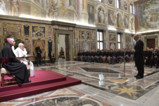 4-A los dirigentes y al personal de la Comisar&#xed;a de polic&#xed;a italiana junto al Vaticano