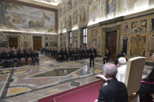 3-A los dirigentes y al personal de la Comisar&#xed;a de polic&#xed;a italiana junto al Vaticano