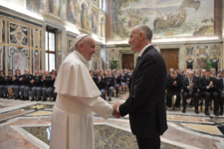 1-A los dirigentes y al personal de la Comisar&#xed;a de polic&#xed;a italiana junto al Vaticano