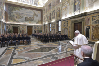 2-A los dirigentes y al personal de la Comisar&#xed;a de polic&#xed;a italiana junto al Vaticano