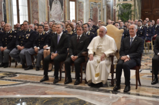 7-A los dirigentes y al personal de la Comisar&#xed;a de polic&#xed;a italiana junto al Vaticano