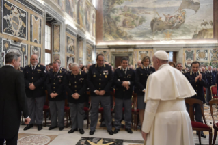 8-A los dirigentes y al personal de la Comisar&#xed;a de polic&#xed;a italiana junto al Vaticano