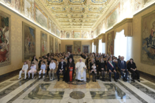 13-An die Familie des Findelhauses "Ospedale degli Innocenti" in Florenz