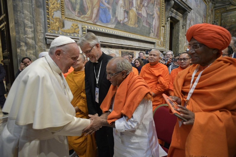 Papa saluda a budistas