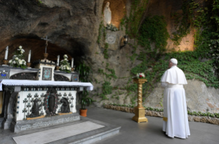 2-Le Pape François préside la récitation du chapelet