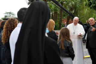 8-Le Pape François préside la récitation du chapelet