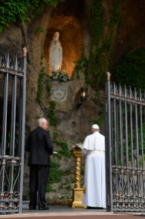 9-Le Pape François préside la récitation du chapelet
