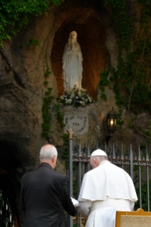 19-El Papa Francisco preside el rezo del Santo Rosario al final del mes mariano