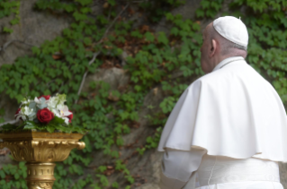 18-Le Pape François préside la récitation du chapelet