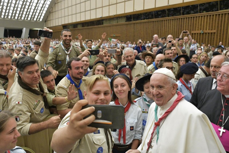 Selfie del Papa con los scouts