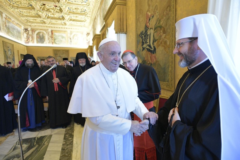 Francisco saluda al arzobispo mayor grecocatólico ucraniano, Sviatoslav Shevchuk
