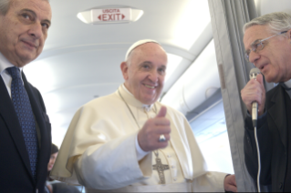 0-Viaggio Apostolico in Turchia: Saluto ai giornalisti durante il volo Roma-Ankara (Volo Papale, 28 novembre 2014)