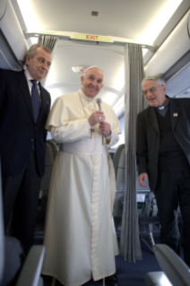 1-Viaggio Apostolico in Turchia: Saluto ai giornalisti durante il volo Roma-Ankara (Volo Papale, 28 novembre 2014)