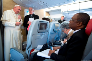 1-Viaje apostólico: Conferencia de prensa del Santo Padre durante el vuelo de regreso a Roma