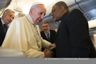 4-Voyage apostolique : Salut aux journalistes au cours du vol Rome-Nairobi 