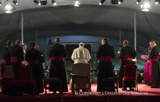 15-Viaje apostólico: Encuentro con el clero, los religiosos, las religiosas y los seminaristas