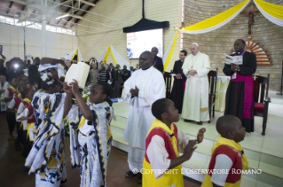 2-Viaje apostólico: Visita al suburbio de Kangemi