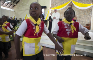 1-Viaje apostólico: Visita al suburbio de Kangemi