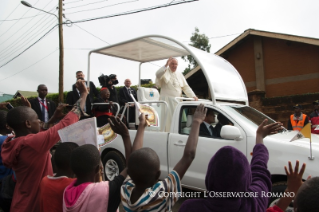 18-Viaje apostólico: Visita al suburbio de Kangemi