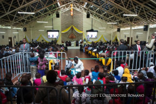 19-Viaje apostólico: Visita al suburbio de Kangemi