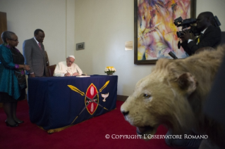 1-Viaggio Apostolico: Firma del Libro d'Oro nella State House di Nairobi