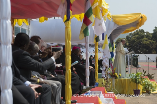 5-Voyage apostolique : Rencontre avec la classe dirigeante et avec le Corps diplomatique à Bangui