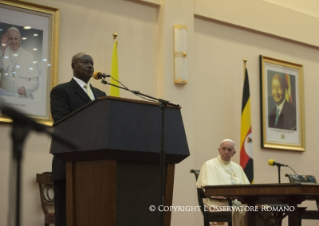 6-Viagem Apostólica: Encontro com as Autoridades e o Corpo Diplomático em Entebe
