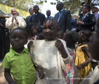 5-Viaje apostólico : Visita al Campo de refugiados de Saint Sauveur