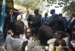 3-Viaje apostólico : Visita al Campo de refugiados de Saint Sauveur