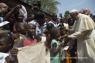 2-Viaje apostólico : Visita al Campo de refugiados de Saint Sauveur