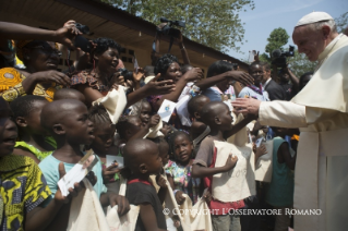 4-Viaje apostólico : Visita al Campo de refugiados de Saint Sauveur