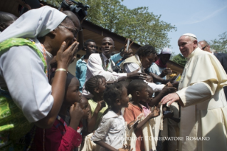 10-Viaje apostólico : Visita al Campo de refugiados de Saint Sauveur