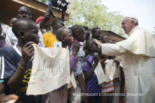 6-Viaje apostólico : Visita al Campo de refugiados de Saint Sauveur
