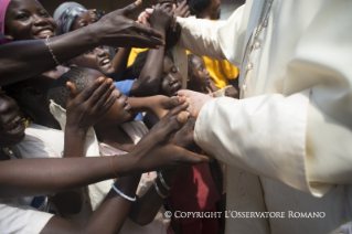 9-Viaje apostólico : Visita al Campo de refugiados de Saint Sauveur